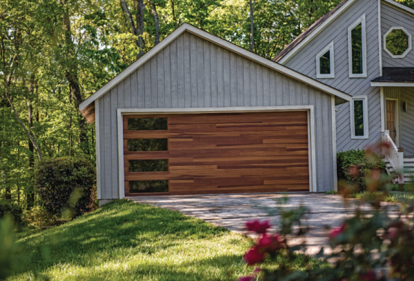 Garasi dengan aksen kayu dan nuansa alam